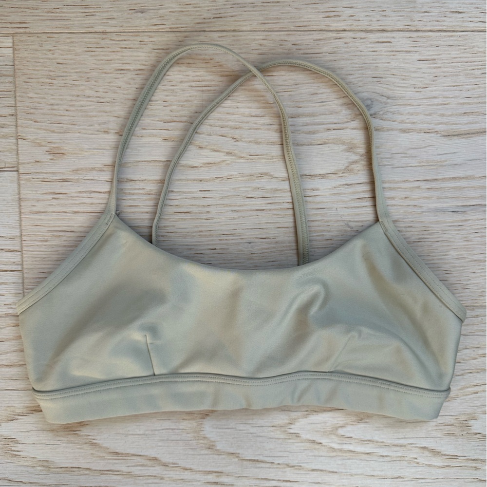 ALO Yoga Airlift Intrigue Bra | Sand